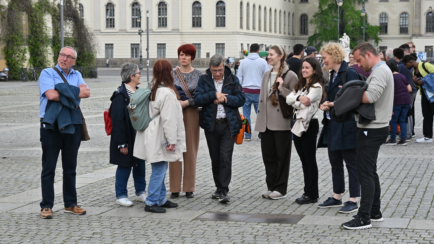 Am Bebelplatz Von links nach rechts: Staatssekretär Florian Hauer, Bertil Wewer, Kerstin Rocktäschel, Sebastian Leskien, Daniel Wrobel