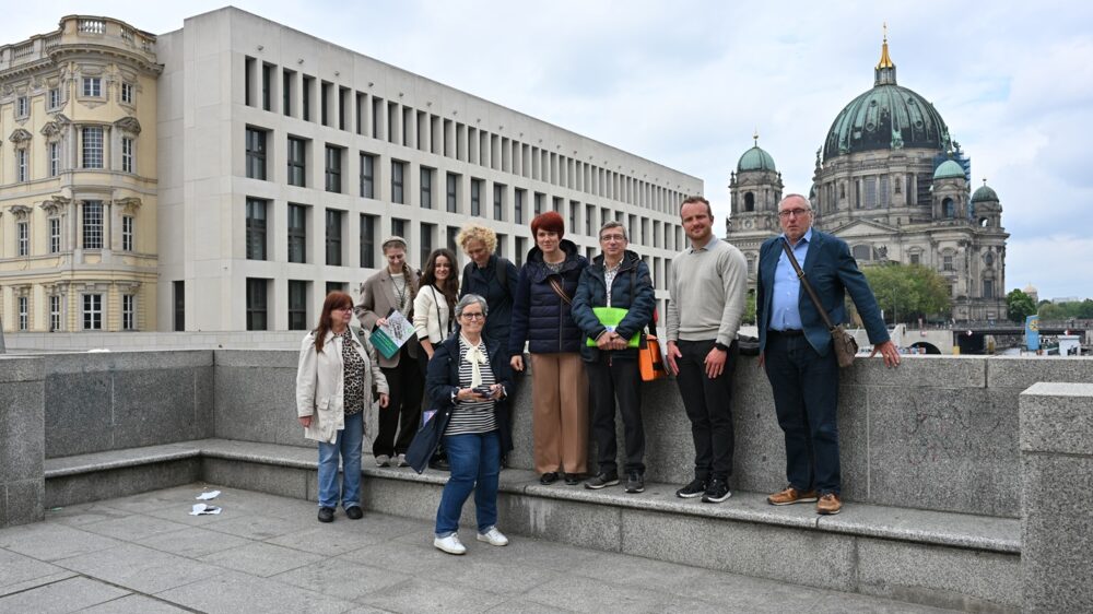 Am Berliner Stadtschloss Von links nach rechts: Staatssekretär Florian Hauer, Bertil Wewer, Kerstin Rocktäschel, Sebastian Leskien, Daniel Wrobel