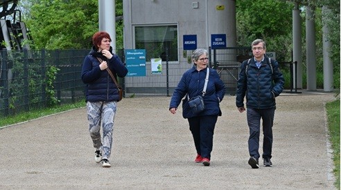 Auf dem Weg zur Seilbahn Von links nach rechts: Staatssekretär Florian Hauer, Bertil Wewer, Kerstin Rocktäschel, Sebastian Leskien, Daniel Wrobel