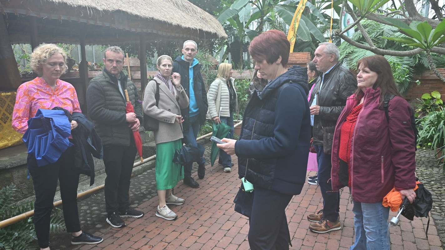 Im Balinesischen Garten Von links nach rechts: Staatssekretär Florian Hauer, Bertil Wewer, Kerstin Rocktäschel, Sebastian Leskien, Daniel Wrobel