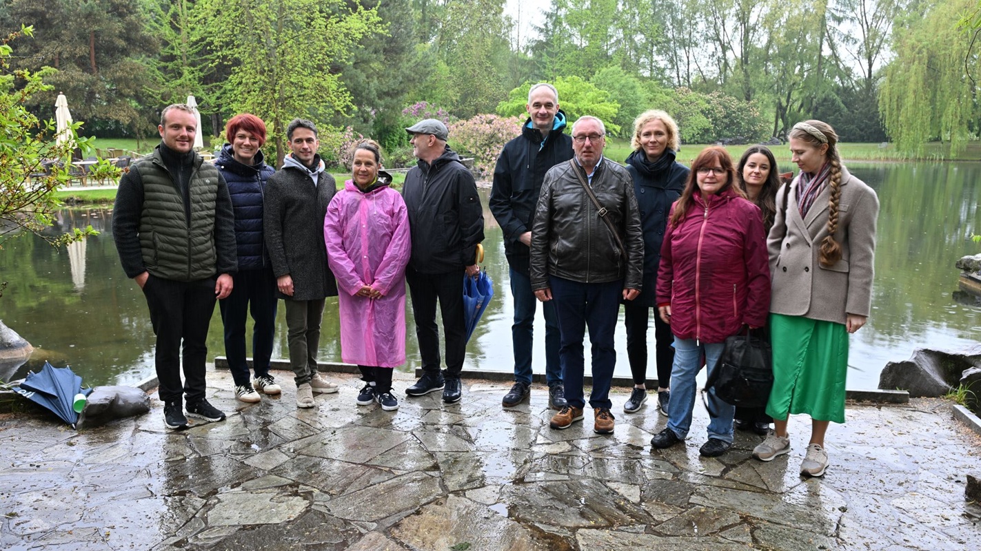 Im Chinesischen Garten Von links nach rechts: Staatssekretär Florian Hauer, Bertil Wewer, Kerstin Rocktäschel, Sebastian Leskien, Daniel Wrobel