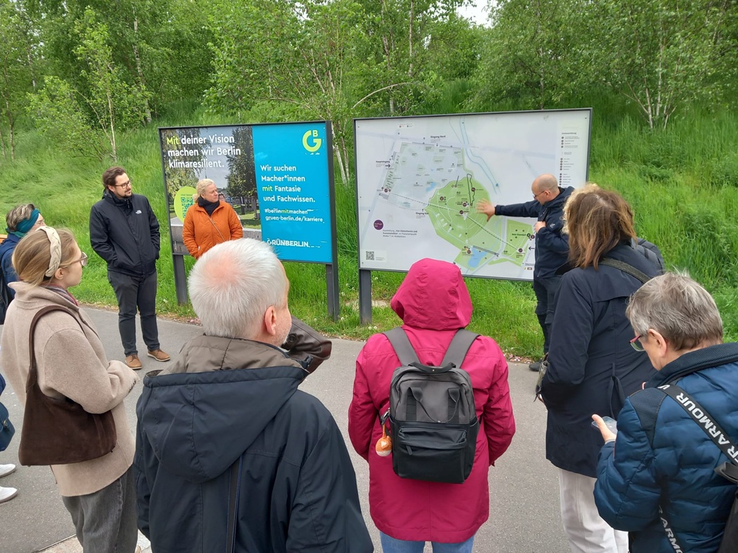 Im Kienbergpark Von links nach rechts: Staatssekretär Florian Hauer, Bertil Wewer, Kerstin Rocktäschel, Sebastian Leskien, Daniel Wrobel