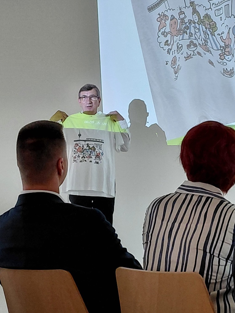 Pritzi führt durch die Veranstaltung Von links nach rechts: Staatssekretär Florian Hauer, Bertil Wewer, Kerstin Rocktäschel, Sebastian Leskien, Daniel Wrobel
